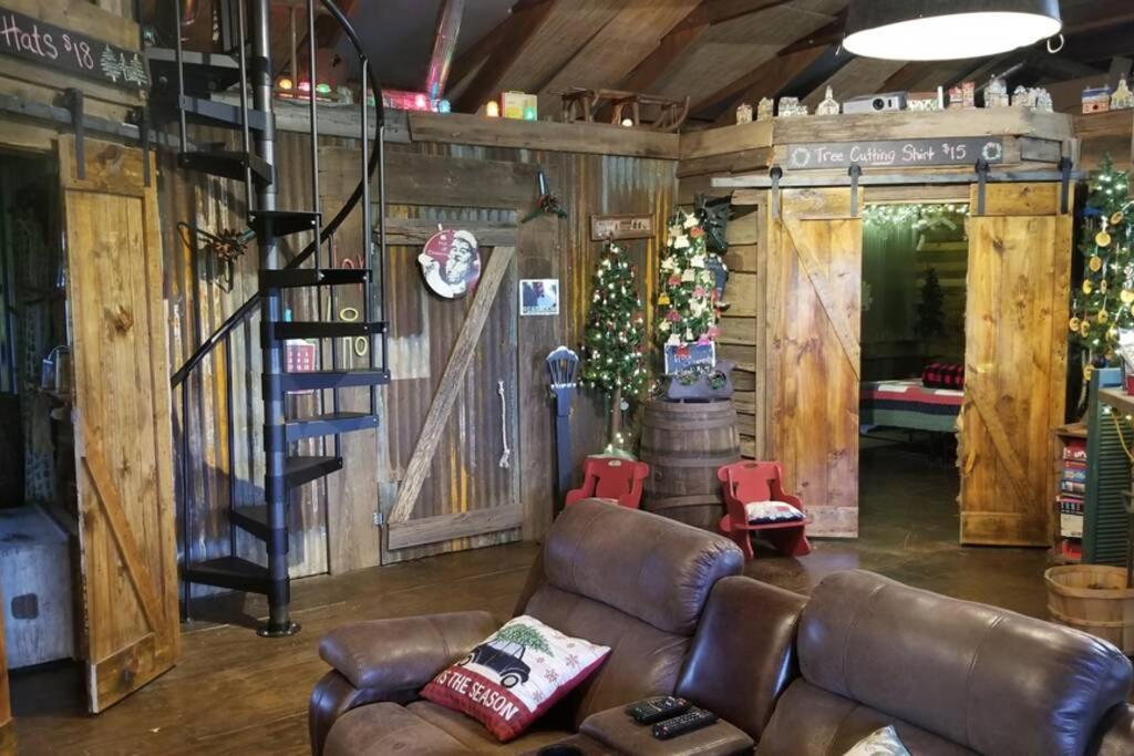 Rural Life On A Real Christmas Tree Farm! Hallmark Experience! 오작스 외부 사진