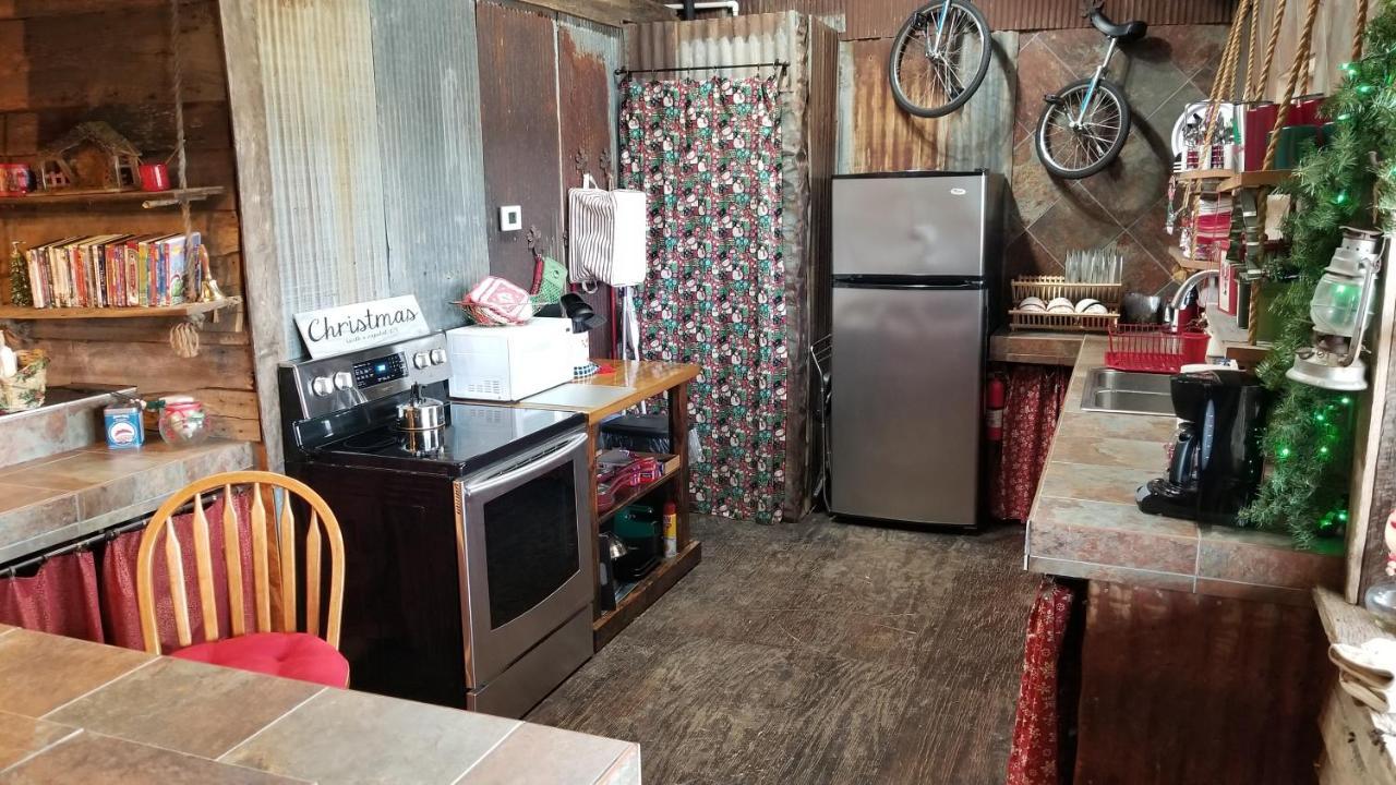 Rural Life On A Real Christmas Tree Farm! Hallmark Experience! 오작스 외부 사진