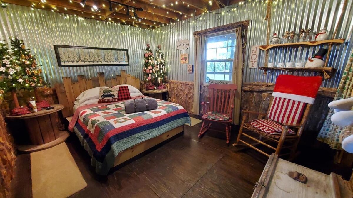 Rural Life On A Real Christmas Tree Farm! Hallmark Experience! 오작스 외부 사진