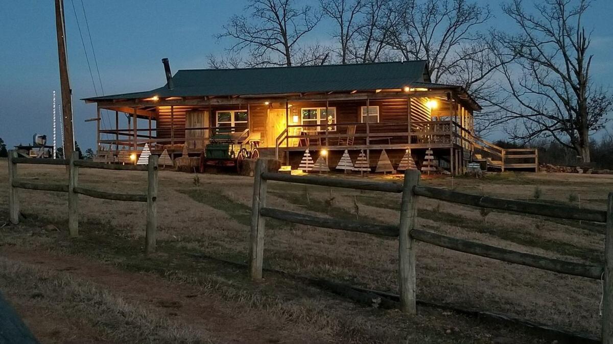 Rural Life On A Real Christmas Tree Farm! Hallmark Experience! 오작스 외부 사진