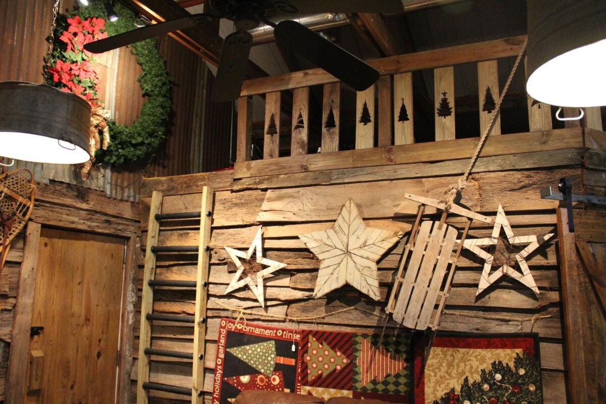 Rural Life On A Real Christmas Tree Farm! Hallmark Experience! 오작스 외부 사진